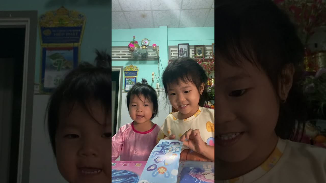 Chị chỉ em dán hình 2/2026