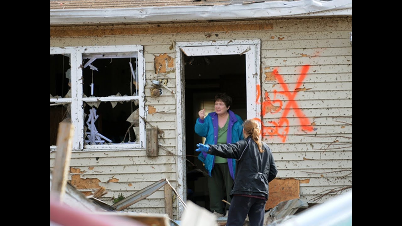 CBS Evening News with Scott Pelley - Deadly tornadoes surprise Harrisburg, Ill. residents