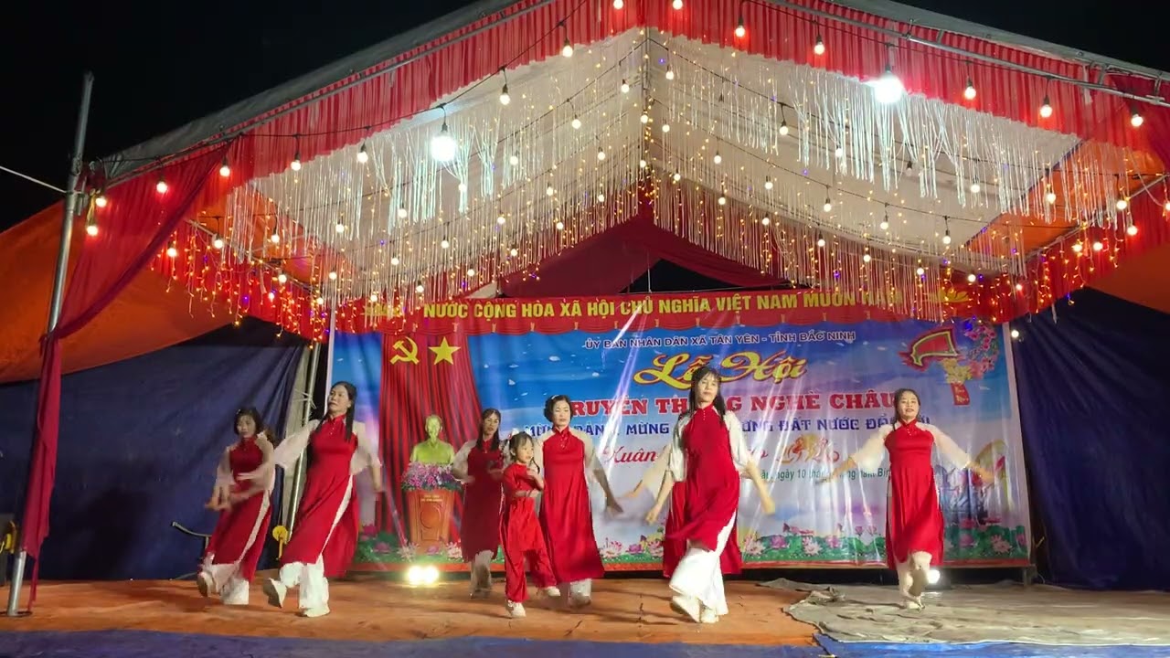 Tết sum vầy thôn vàng 