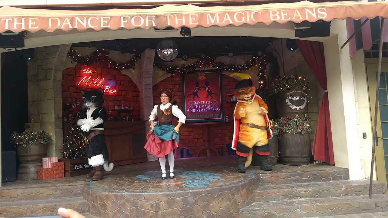 Dance show @ universal studio | puss in boots and kitty
