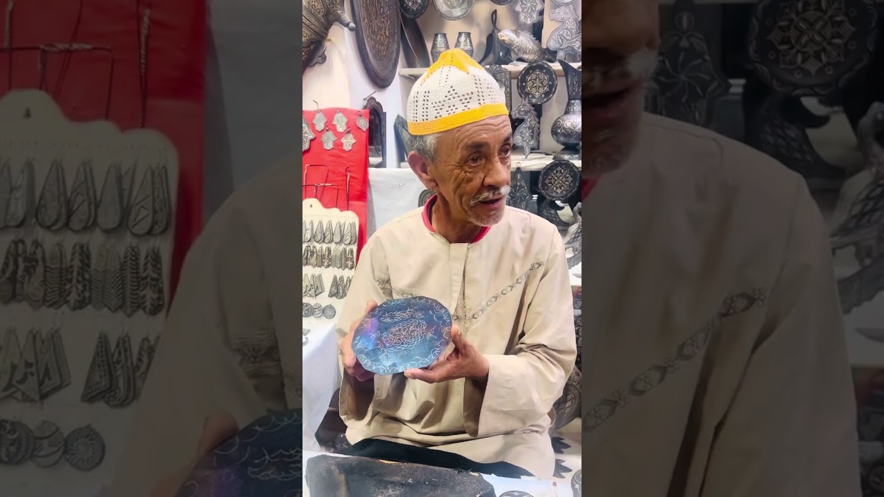 L’artiste artisan du Meknes explique au touristes l’artisanat du Meknés Damasquinerie