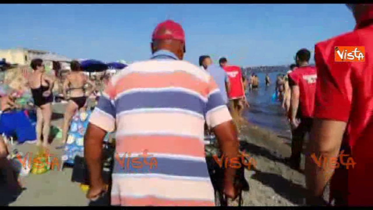 Ostia, blitz di CasaPound: cacciati via gli ambulanti dalla spiaggia