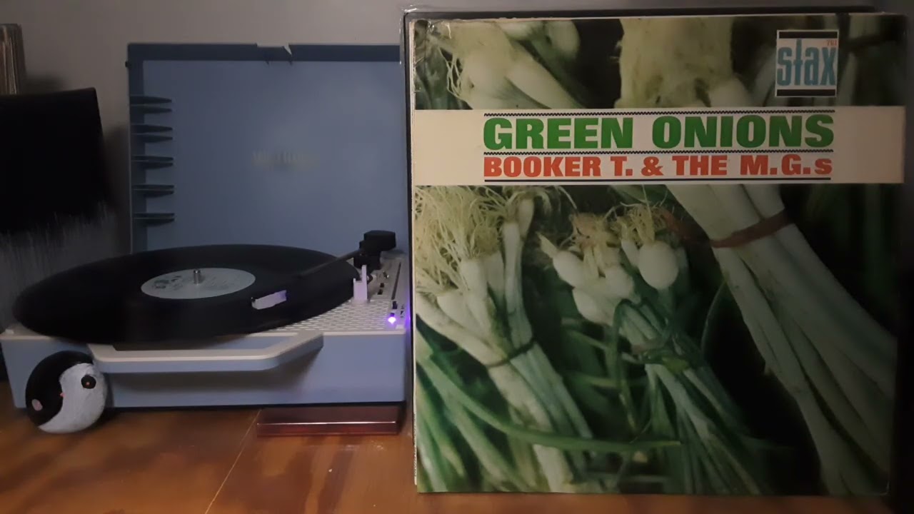 RELAX AND VIBE TO VINYL ON VICTROLA.............(I DO NOT OWN RIGHTS TO THE MUSIC)