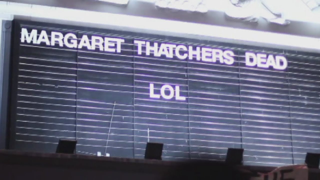 Вечеринка в честь смерти Маргарет Тэтчер в Брикстоне: плакат LOL появился в кинотеатре Ritzy в Ло...