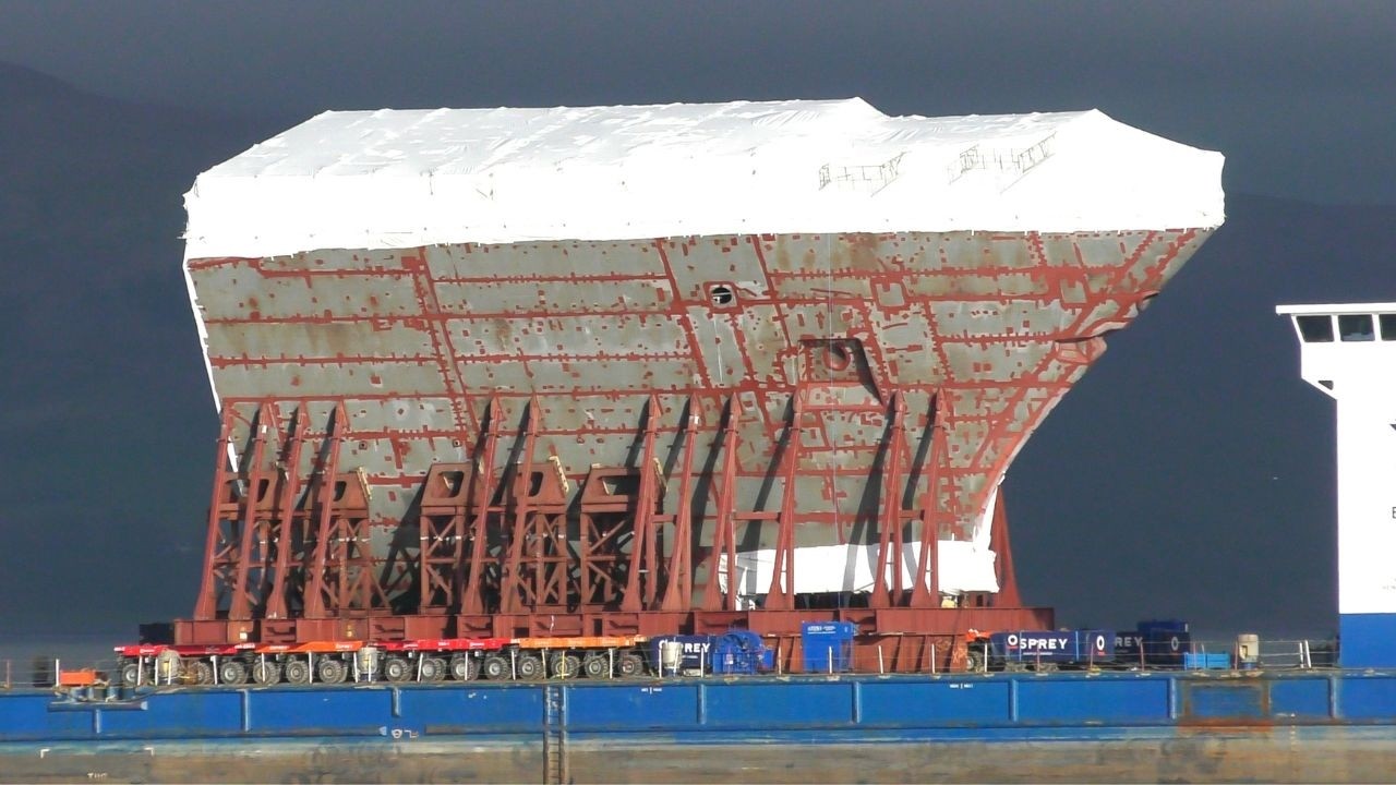 Bow section of the next Type 26 frigate arrives on the Clyde