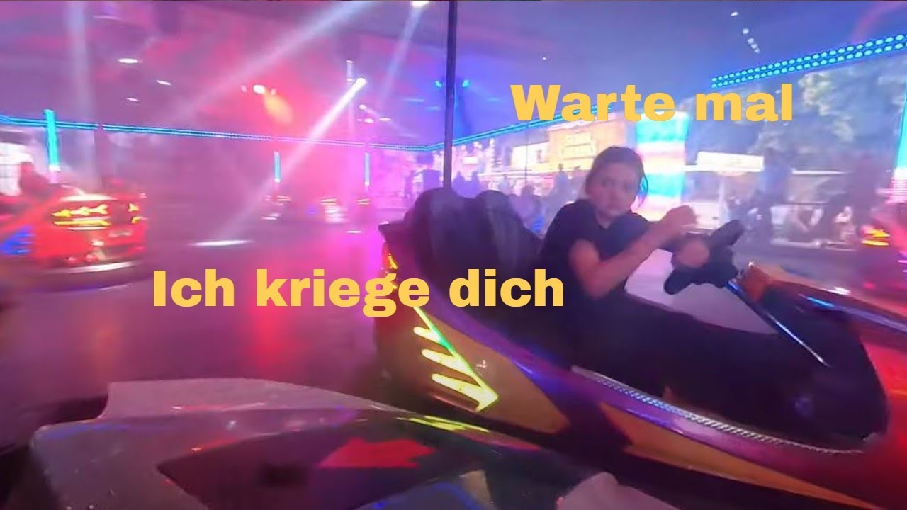 Auto-Scooter-Fahrt in 360 geht schief, wir werden gefolgt von einer jungen Dame