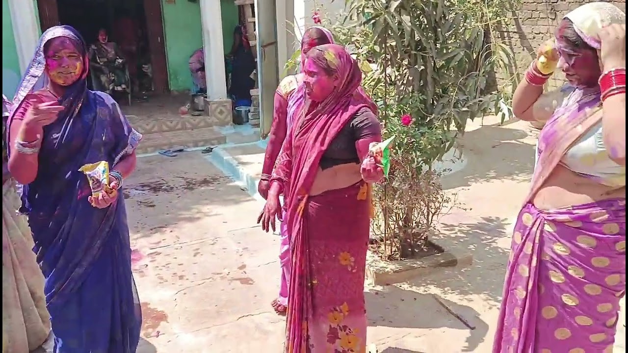 अपने देवरानी जेठानी और साथियों के साथ मिलकर खूब होली खेले 🥰🥰