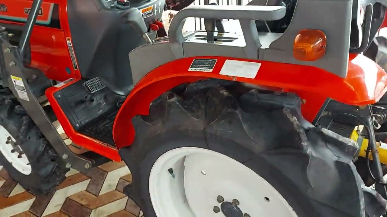Японский трактор  Kubota GB 20 с погрузчиком.