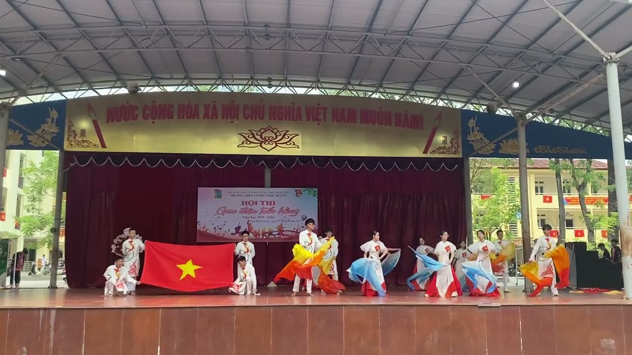 Giai điệu tuổi hồng - Viết tiếp câu chuyện hoà bình - lớp 12A2 THPT Lương Ngọc Quyến