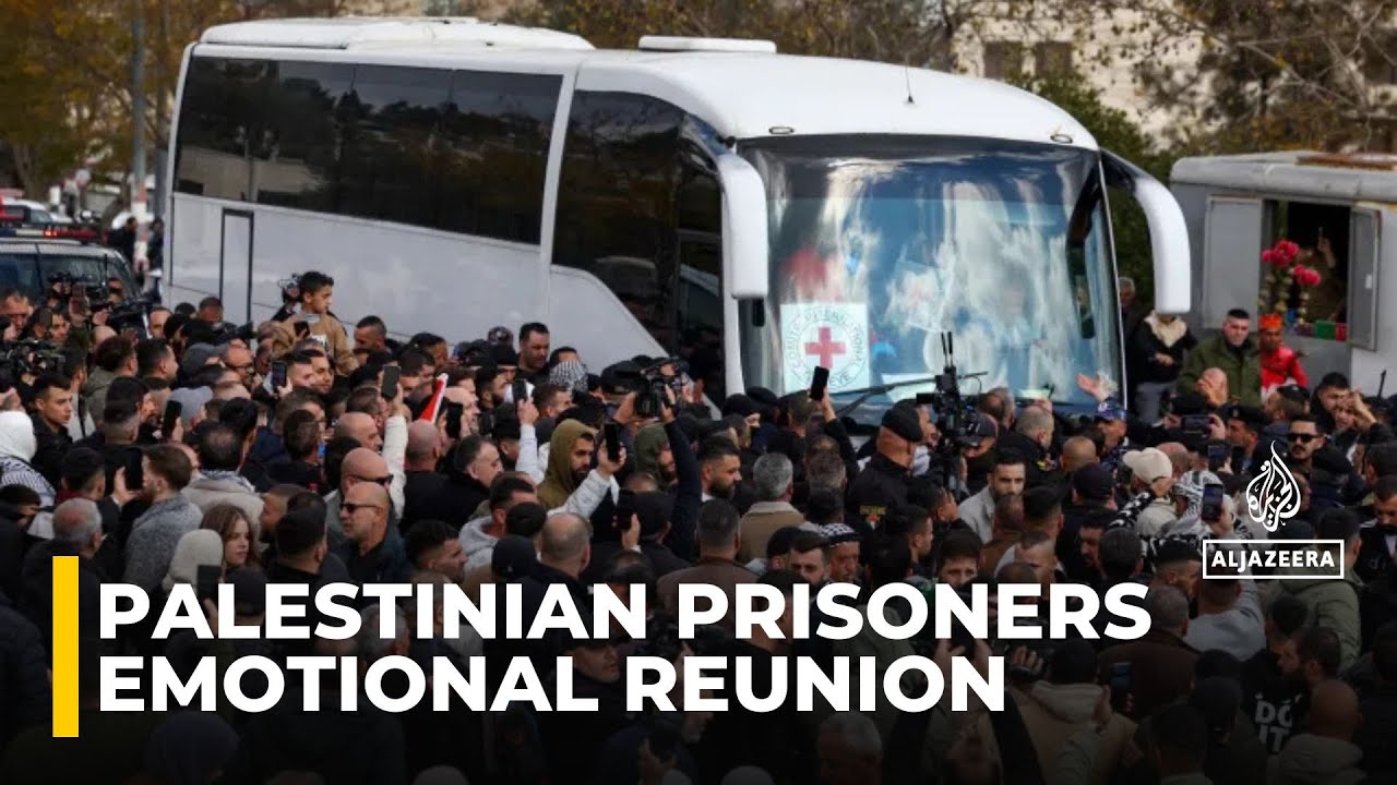 Palestinian prisoners start coming off bus in Ramallah