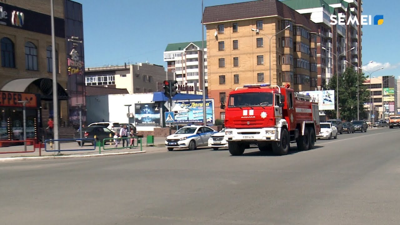 УСТУПИ ДОРОГУ ПОЖАРНОЙ МАШИНЕ