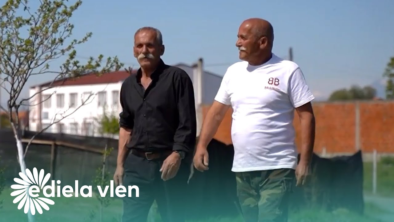 Binjakët 60 vjeç nga Ceroviku i Klinës intervistohen nga gazetaret binjake