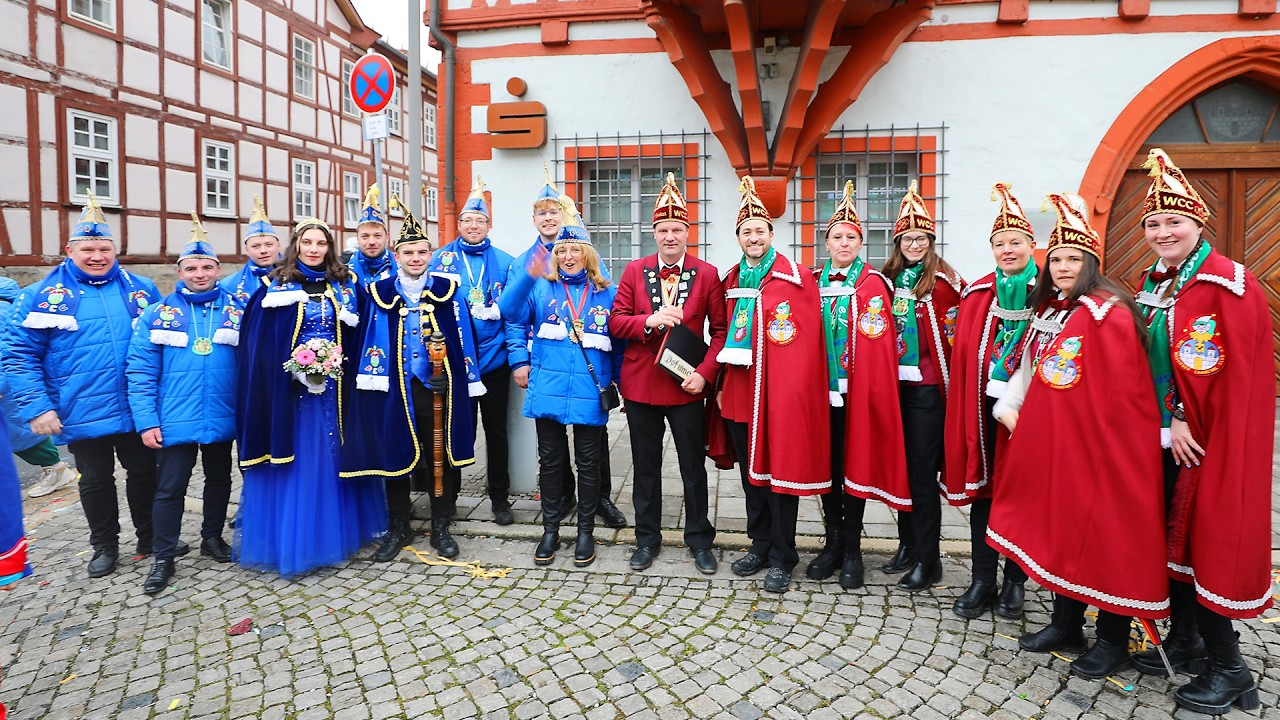 GROSSER HISTORISCHER UMZUG # Ab Umzugswagen 58 .