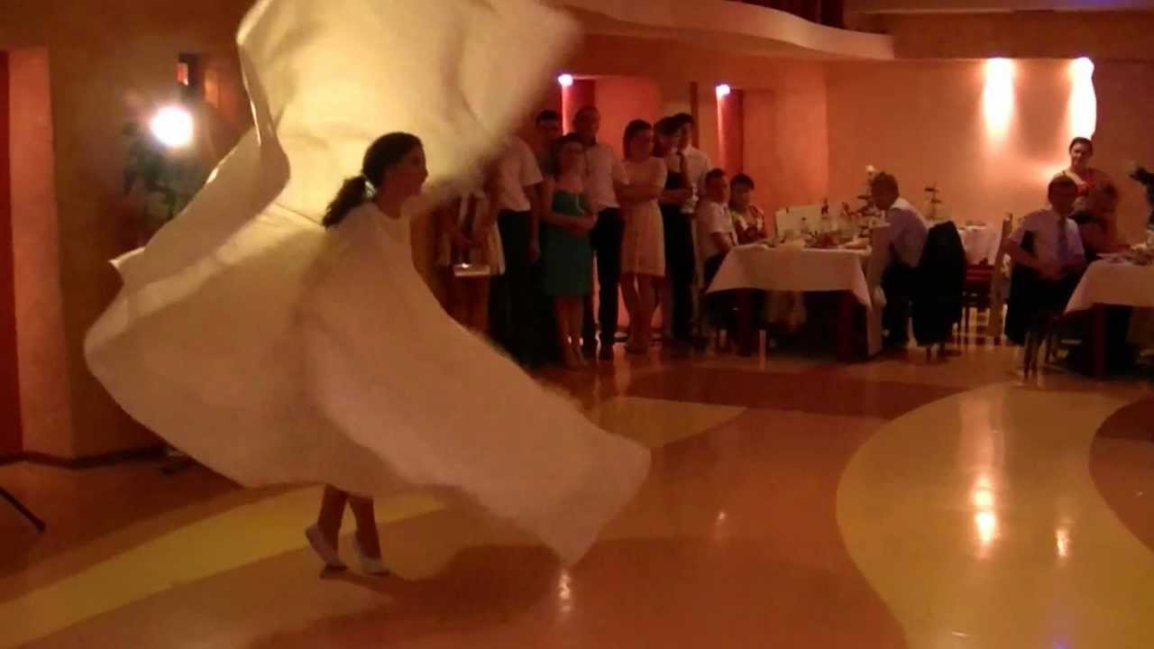 pokaz tańca z białymi skrzydłami na weselu