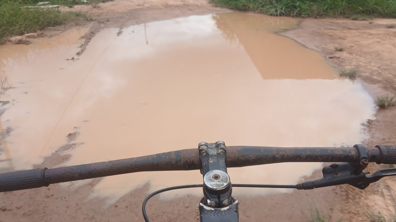 Passei de bicicleta nessa possa de lama !