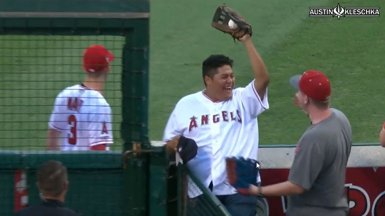 MOBO CAUGHT A GAME BALL! | Kleschka Vlogs