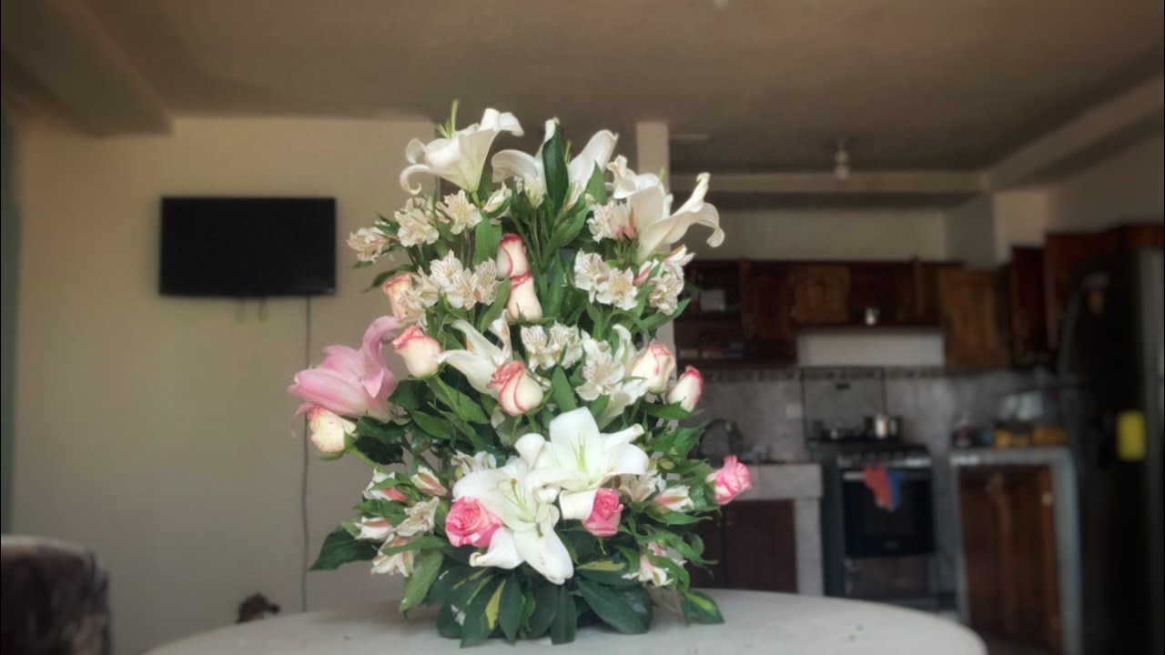 Arreglo floral alto con lirios y rosas #arreglosflorales #arreglos