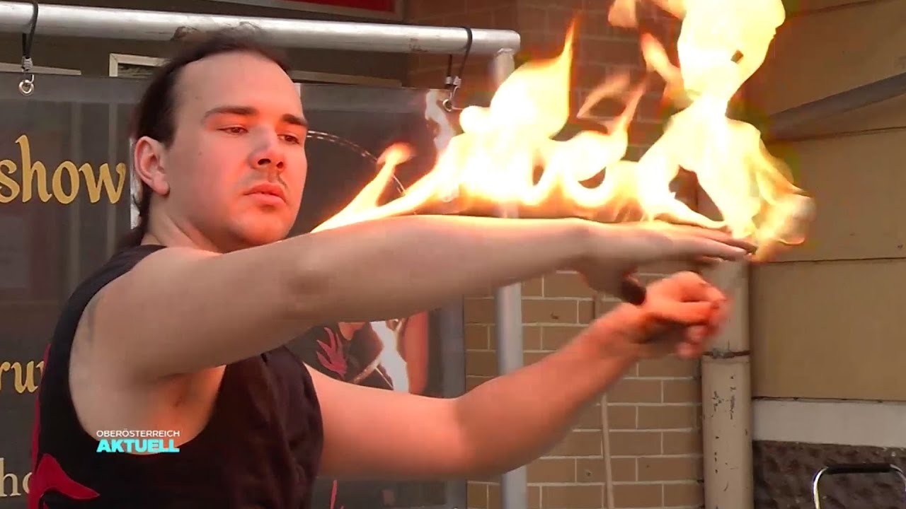 Heiße Show - Feuerkünstler lässt Arme brennen