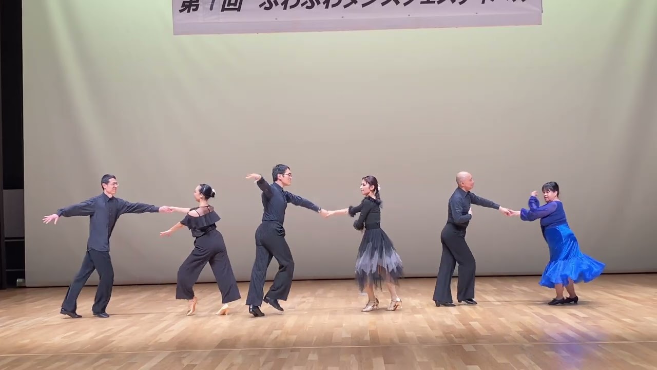 第7回ふわふわダンスフェスで月曜夜団体がジャイブ披露!クリスマス後も居残り練習を重ねた成果が弾けます。初心者とは思えない笑顔と一体感、その瞬間をぜひ。