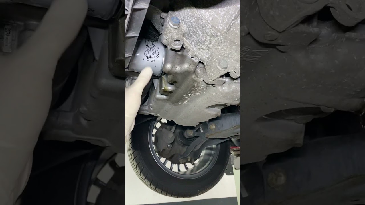 VW UP oil change Volkswagen UP 1.0 CHYB oil change with filter #oilchange #volkswagen #diy #mechanic