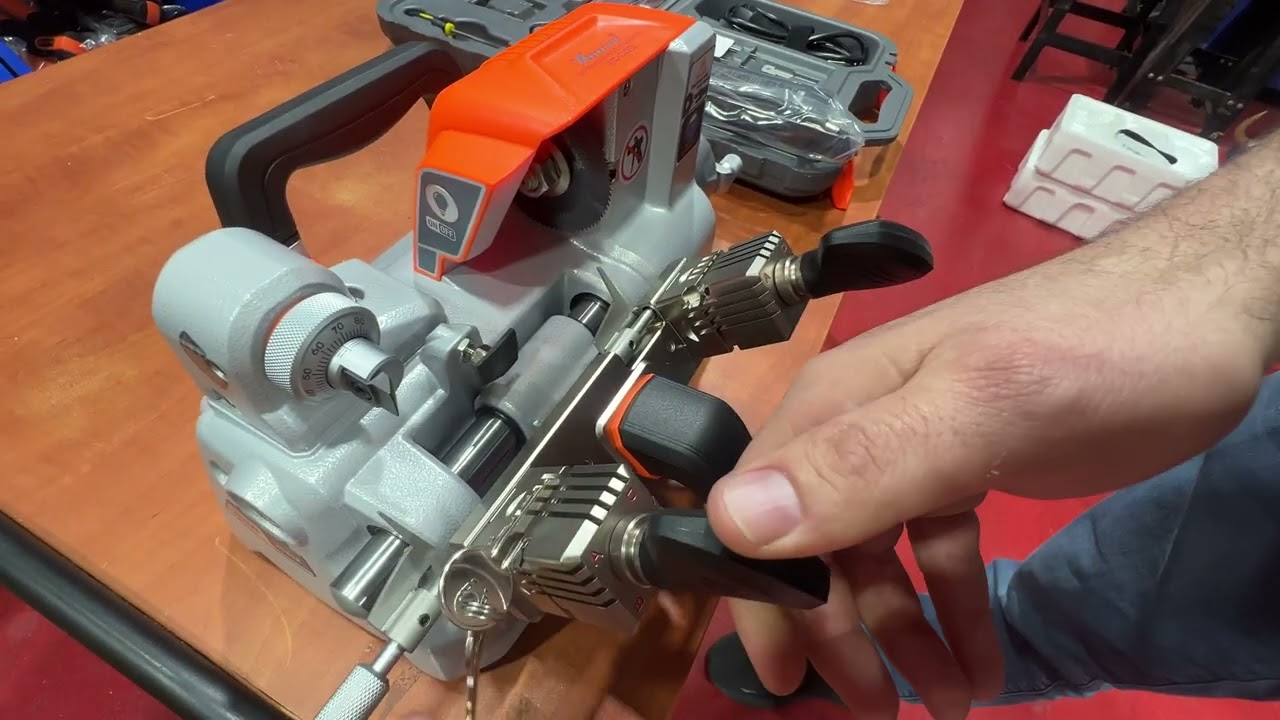 מכונת שכפול מפתחות ניידת נטענת Xhorse Condor XC009