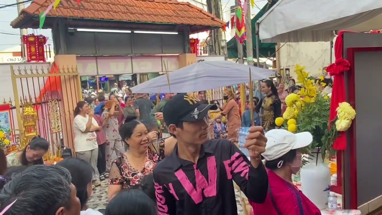 Ngày20 của miếu bà long thượng  cũng la ngày cuối  ca hát ăn uốn nên người đi đốt nhang rất là đông