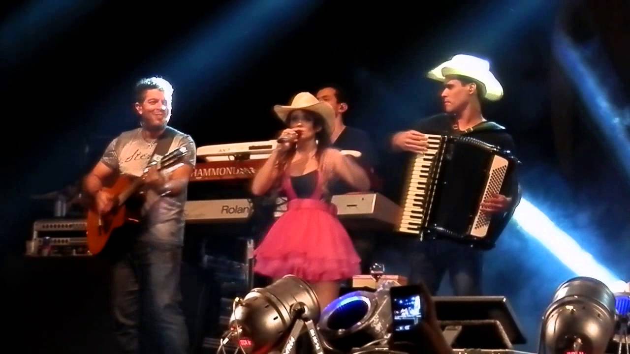 2013 - Paula Fernandes - Mineirinha ferveu/ Nóis enverga mais não quebra/ Debaixo do cacho