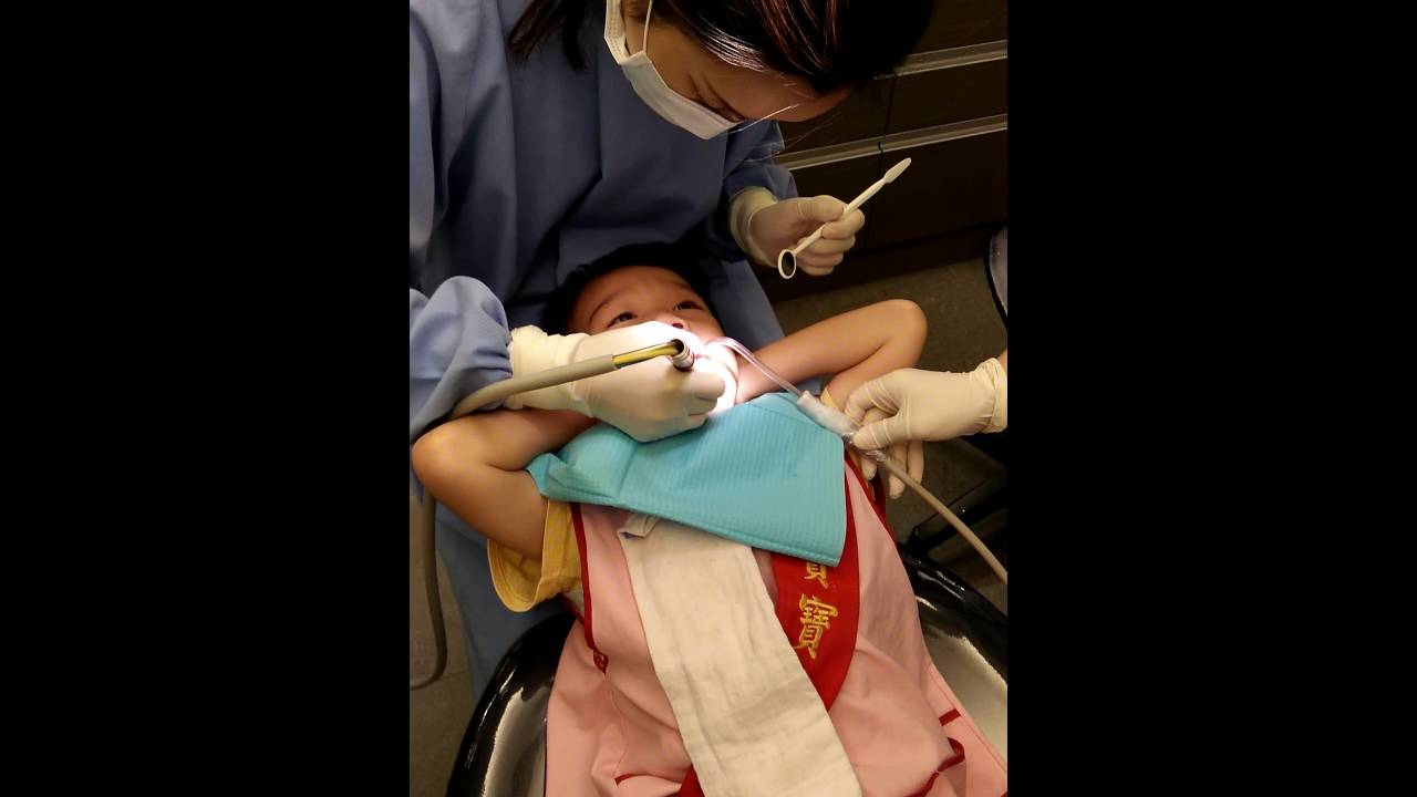 終於還是蛀牙了，湯米看牙醫不哭不鬧很勇敢喔！