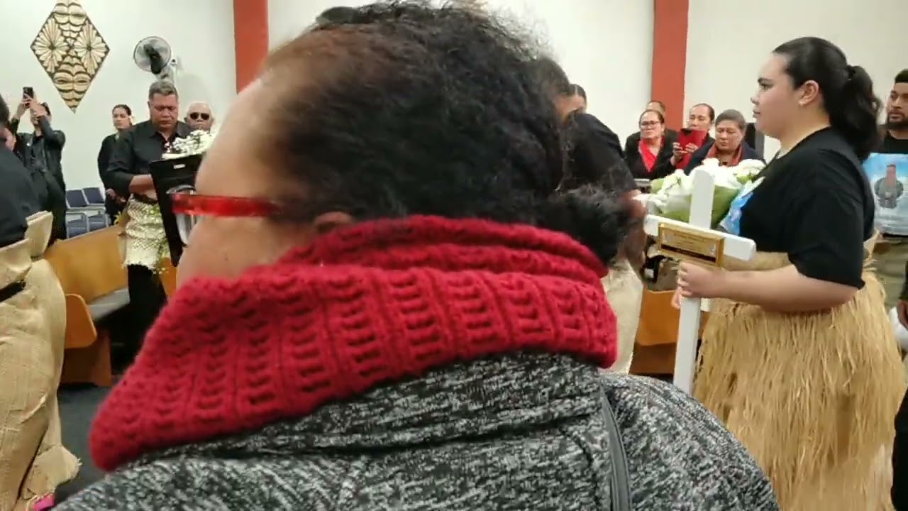 Her 6 daughters  carry their mum coffin