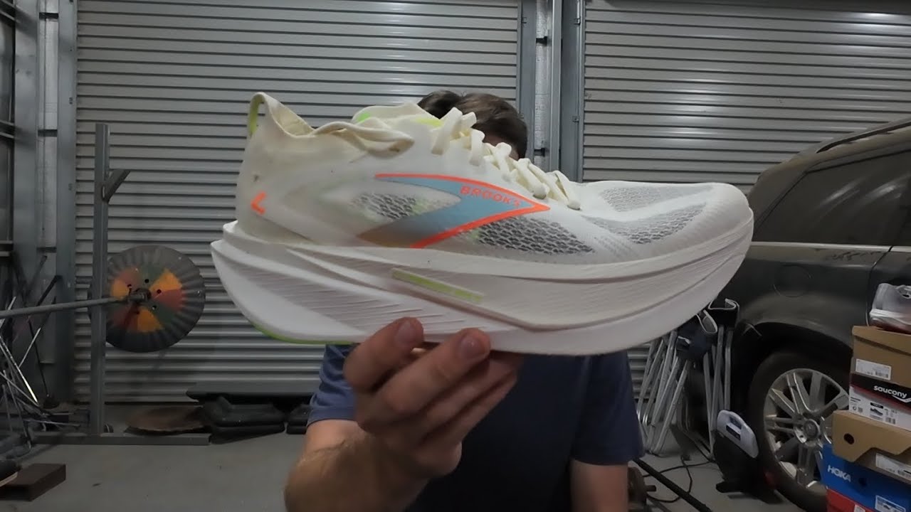 Обзор Brooks Hyperion Max 3: абсолютный танк среди кроссовок