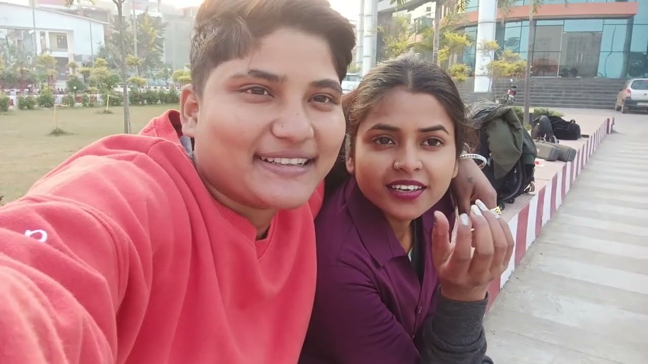 # दोस्तों के साथ मस्ती करते हुए 