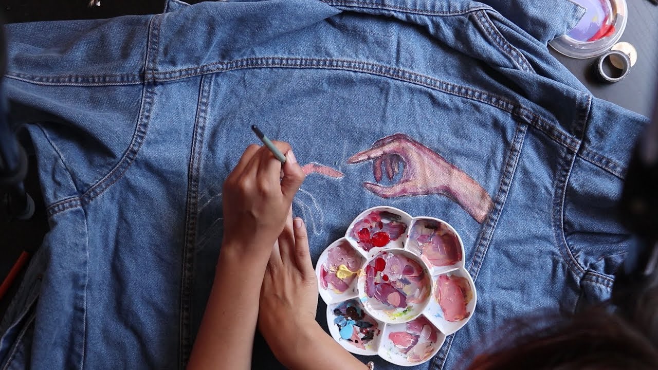 DECORANDO Y PINTANDO MI CAZADORA VAQUERA | Celia Gallego