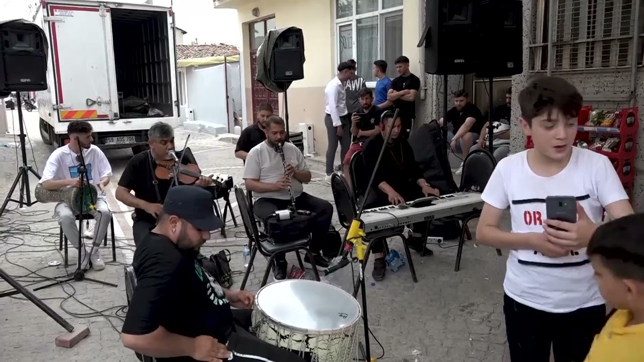 YARIM DÜNYA TANER HAYRABOLU KAHVE ÖNÜ