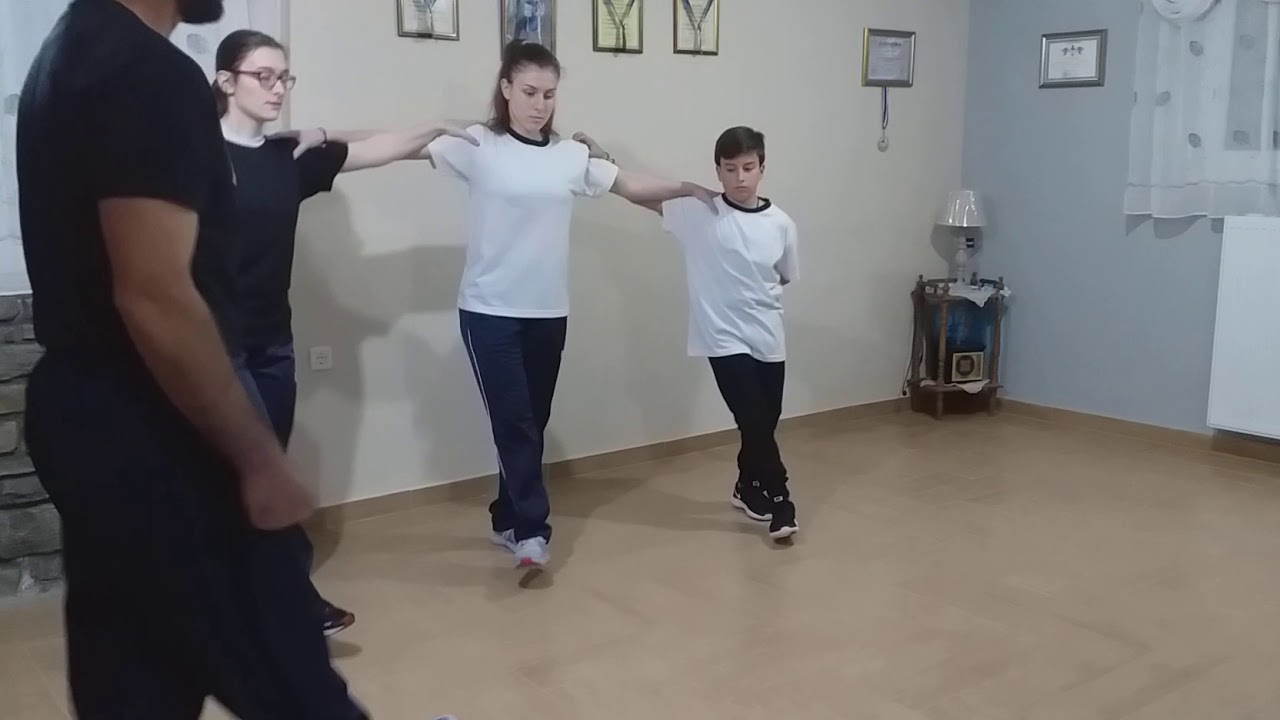 Χορεύουμε Κότσαρι στο σπίτι!