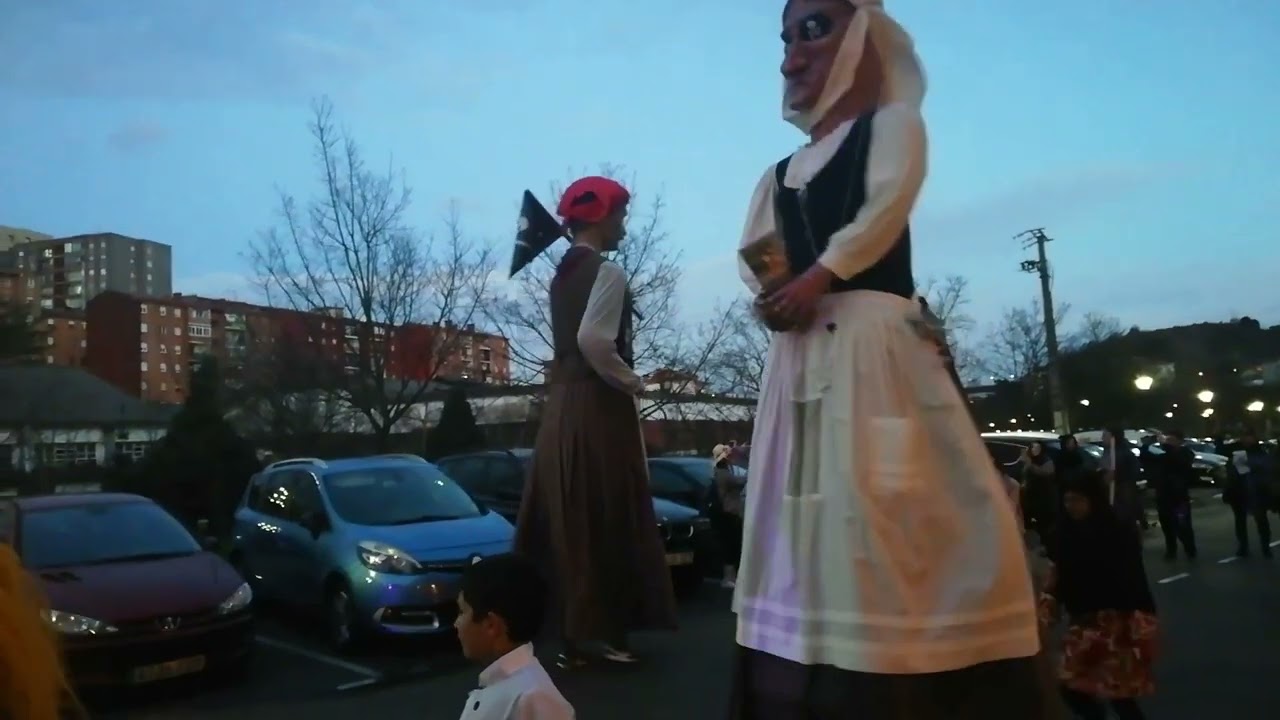 Gigantes de Trapagaran en el desfile de carnavales de Trapagaran