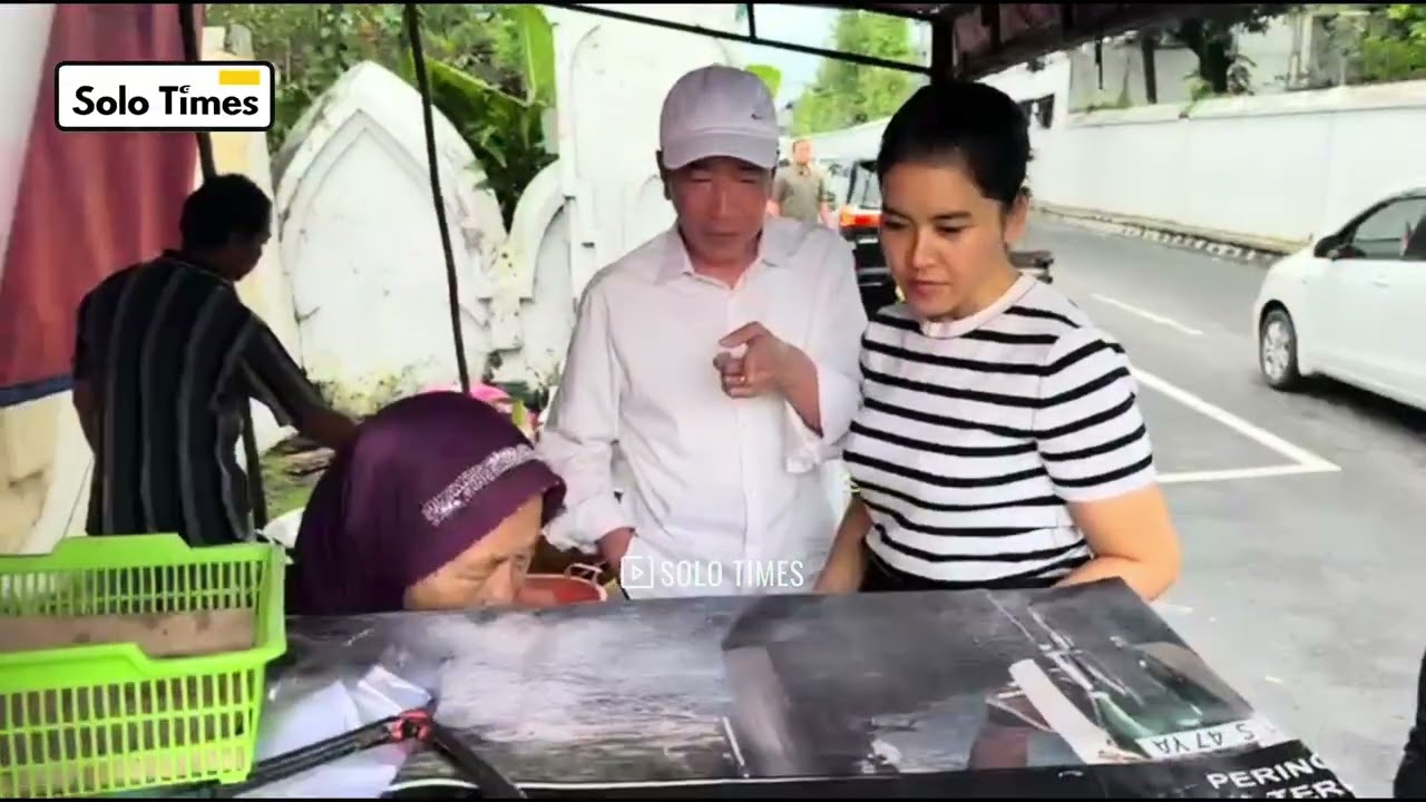 Jokowi Ajak Putri Kesayangannya, Kahiyang Ayu Ngabuburit Jajan Gorengan di dekat Pura Mangkunegaran 