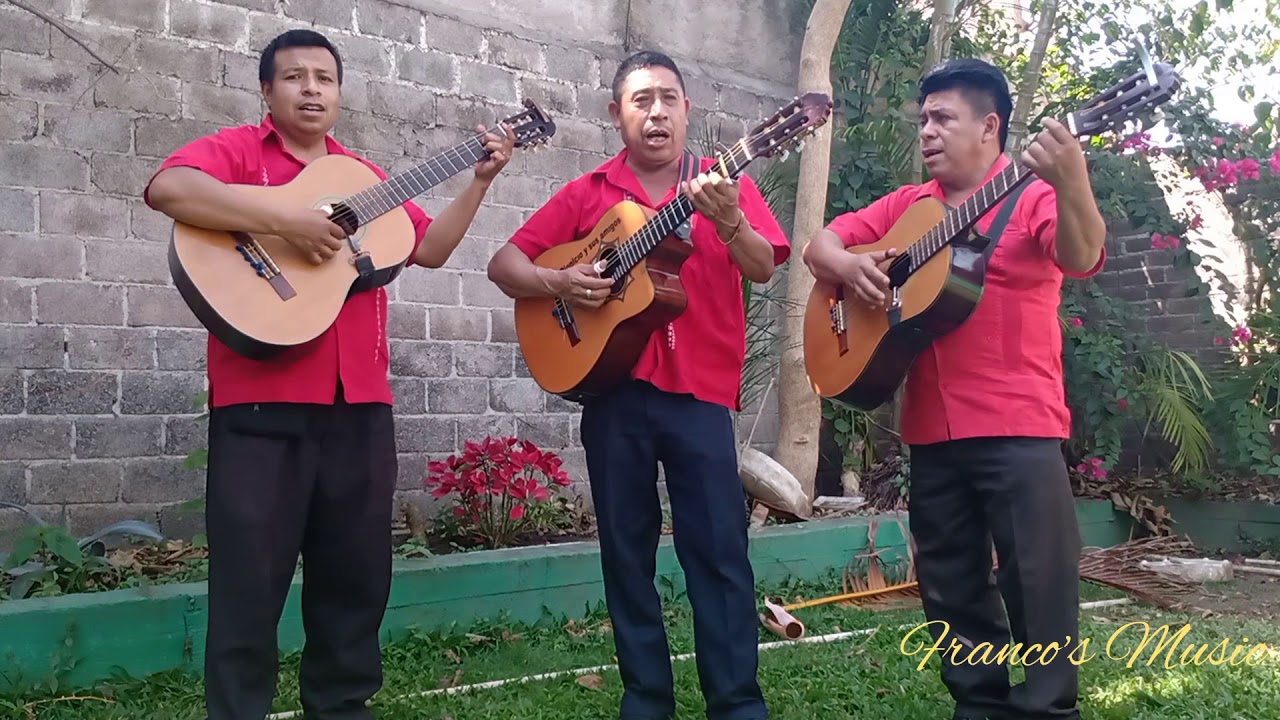 La mesera, con Dionisio y sus amigos.