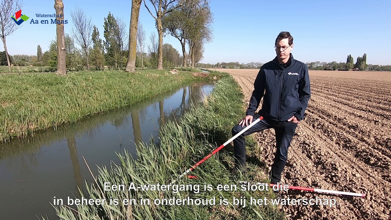 Diepe grondbewerking naast een A-watergang