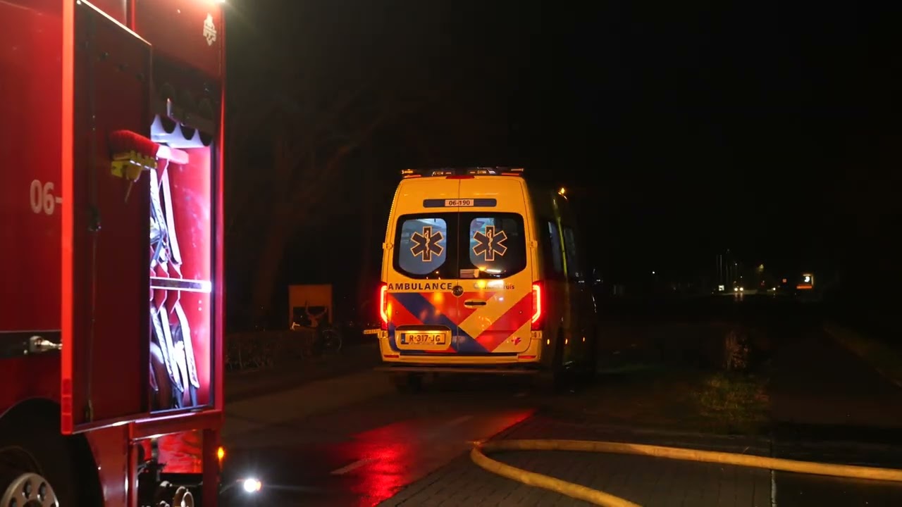 Rieten dak in vlammen bij nachtelijke brand in Hulshorst