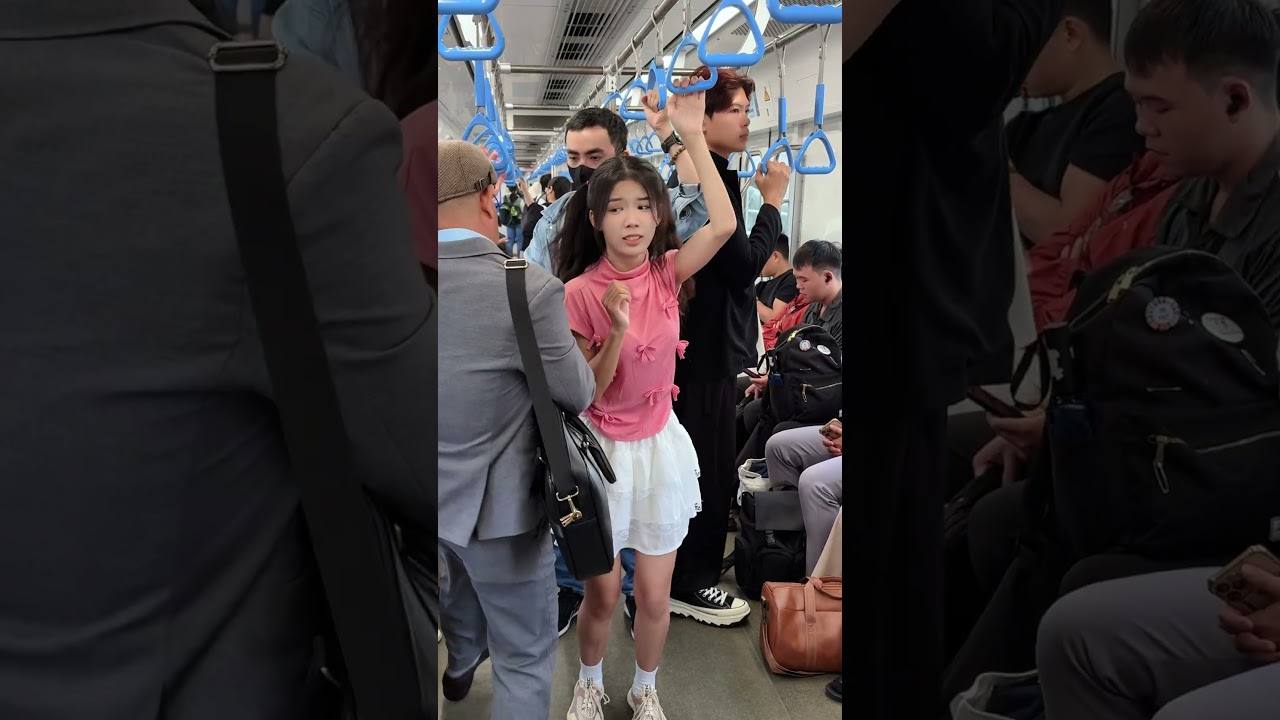 SOS on the train - help the girl [KINDNESS MAN] #kindness #respect #goodman #happy #humanities