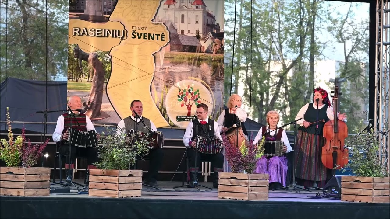 „Eržvilko maršas“ ir Antanų polka“. Groja „Eržvilko bandonija“, vadovė Gintarė Stirbienė.