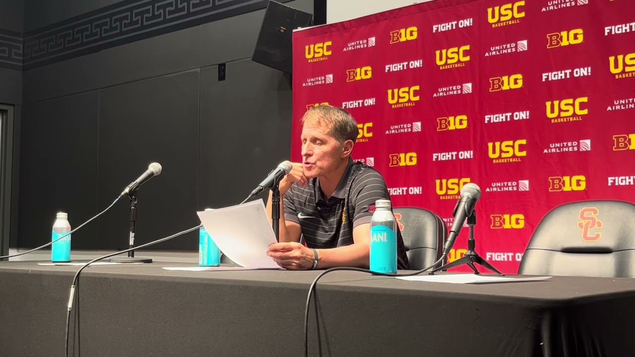 Главный тренер USC Эрик Муссельман обращается к СМИ после поражения от Иллинойса со счетом 101-65.