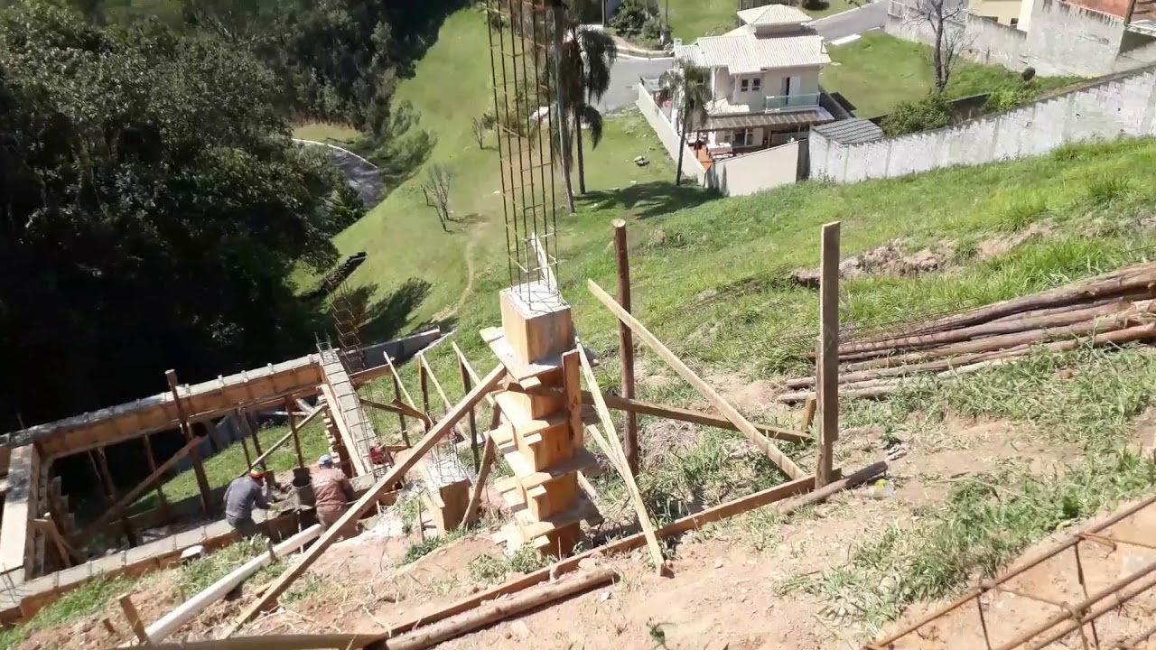 Construindo uma casa no terreno em declive(parte4).Concretando  vigas de Travamento