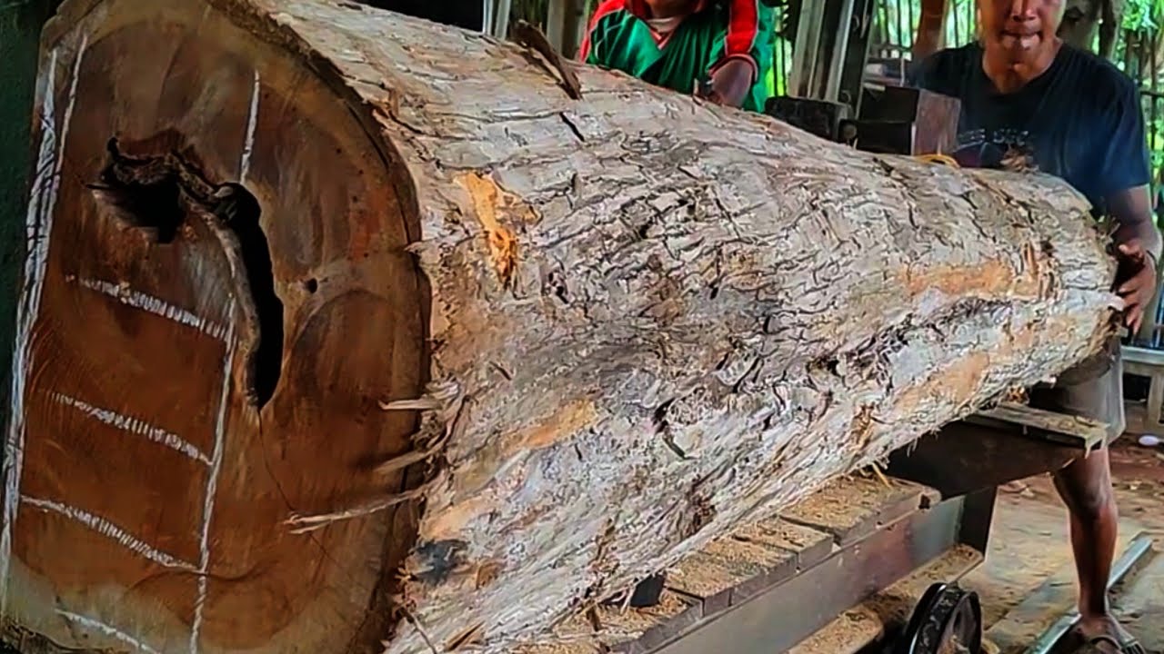 SURPRISING CUTTING HOLE TEAK WOOD, the contents are very beautiful and expensive
