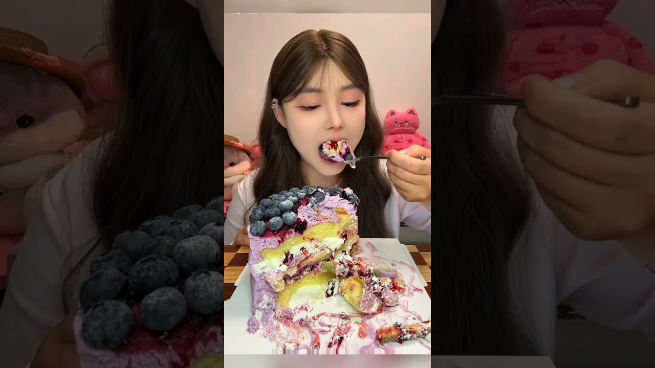 Delicious yummy yummy cake 🍰🫐🫐🫐😋😋#mukbang #food #raspberry #cake #eating #eat #foodie 