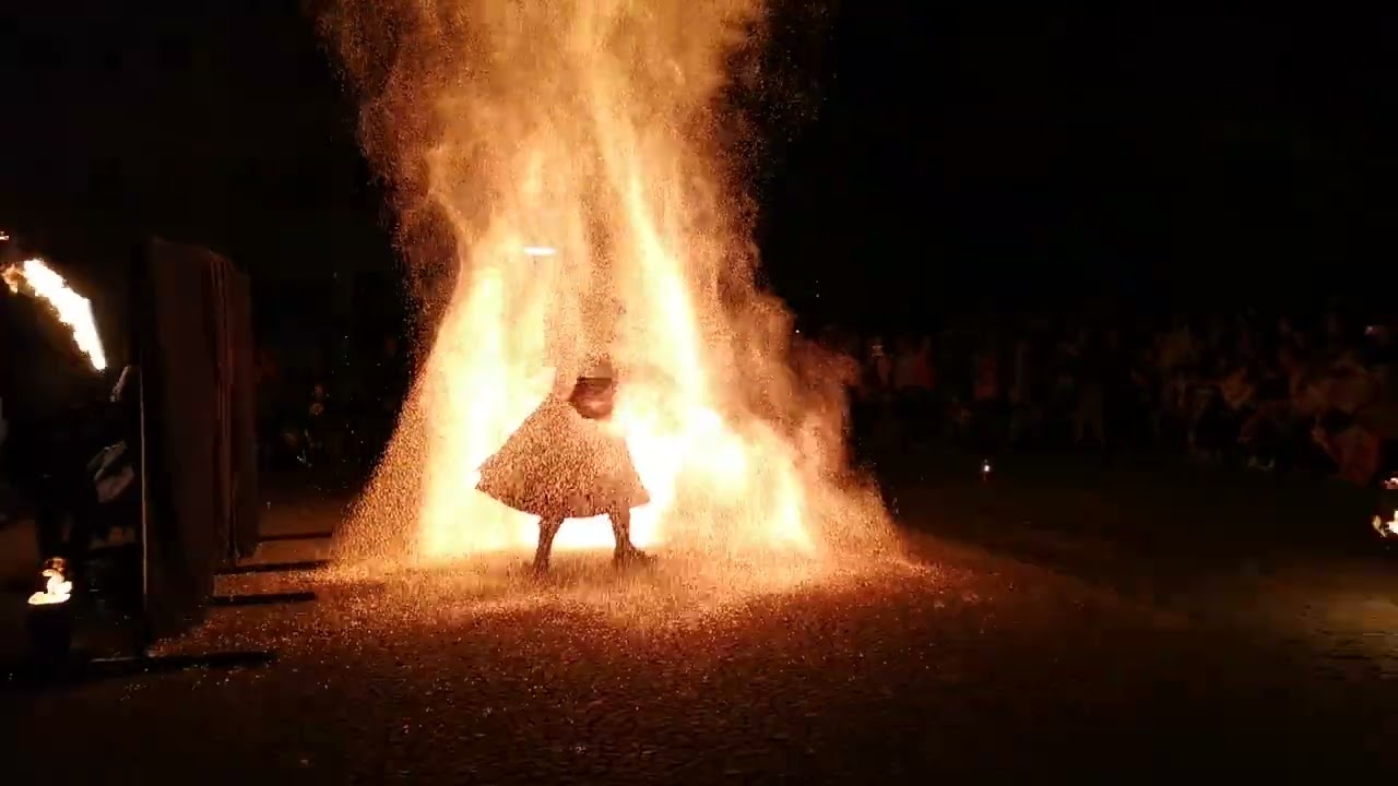 předvolebn&iacute; cirkus &Uacute;st&iacute; žije - Ohniv&aacute; show s pekeln&yacute;m mužem