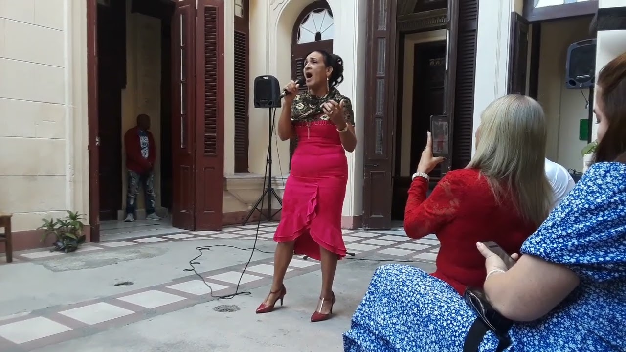 Hay amores canta Mary Scrich
