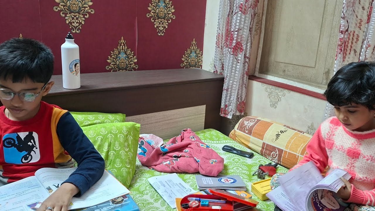 সন্ধ্যায় দুটো বাচ্চাকে একসাথে পড়ানো থেকে, ওদের সাথে সাথে বানালাম মজাদার চিকেন পাটিসাপটা 🧑‍🤝‍🧑📚🍗
