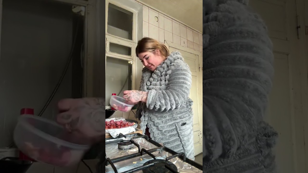 Яся готує піцу 