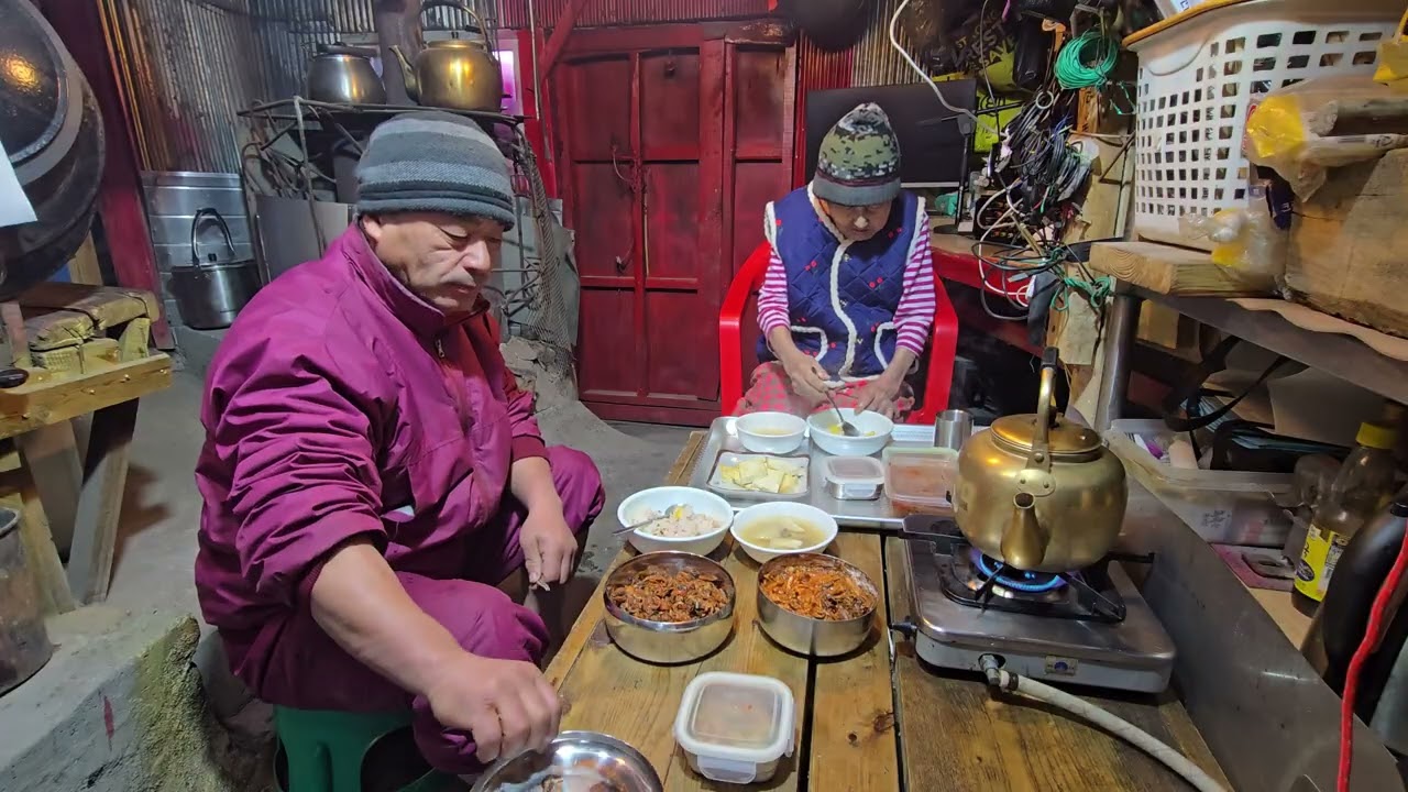 엄마 밥묵자 무우국 두부구이 계란부침 아침한끼 때운다